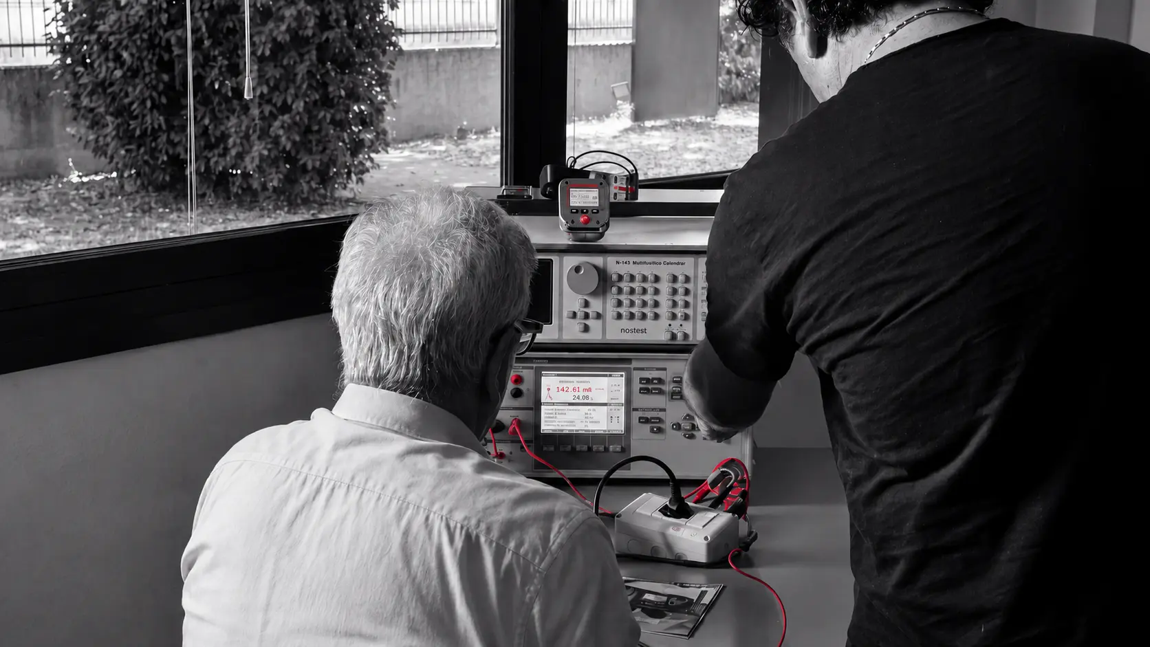 Nicola e Francesco Scuro durante i test e lo sviluppo nel laboratorio UNIKS