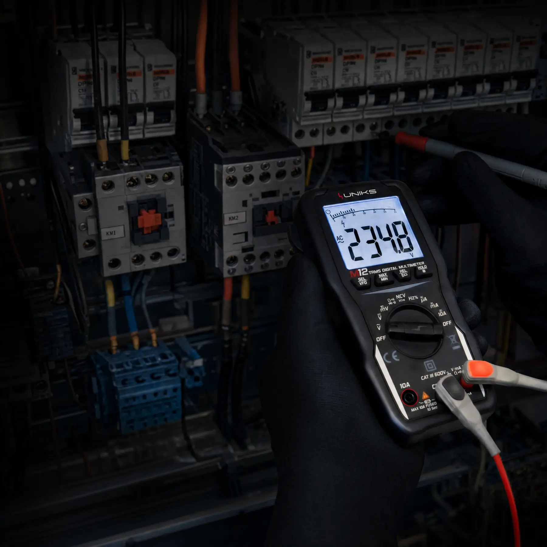 Multimetro UNIKS M12 utilizzato su un quadro elettrico