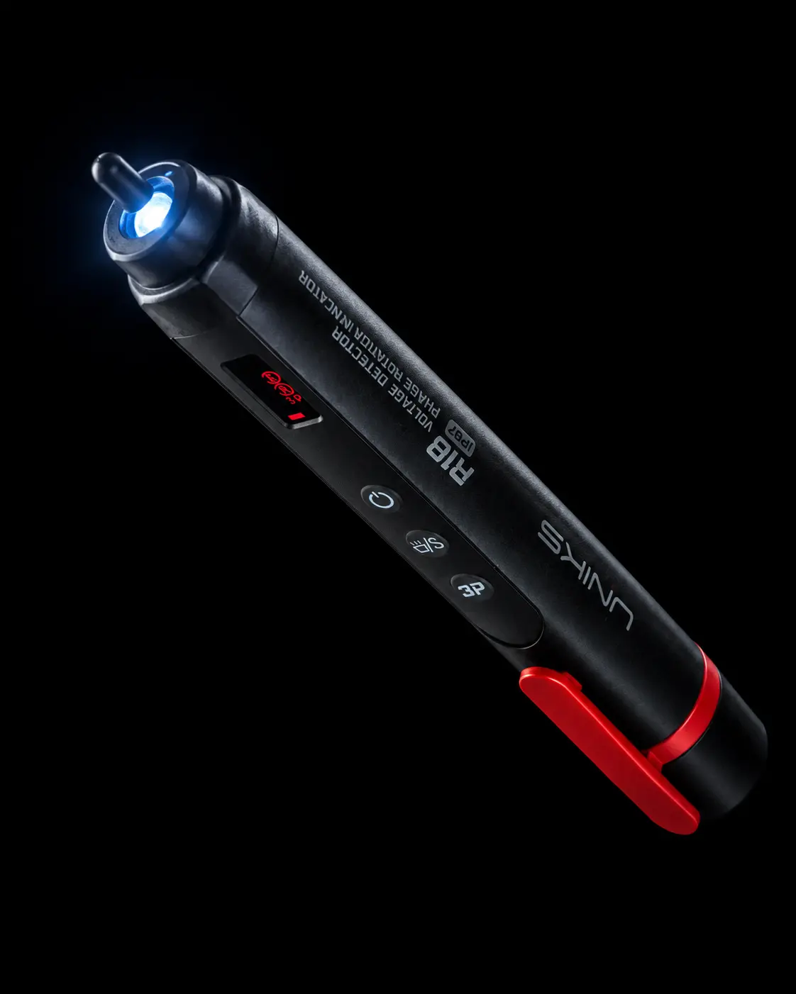 R18 con torcia LED e display accesi